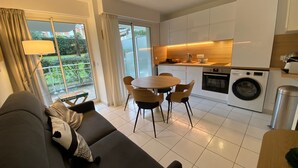 Unclassified image, 2 of 13, button - Beachfront Apartment with Direct Beach Access, Terrace & Parking - Pet Friendly (Arcachon)
