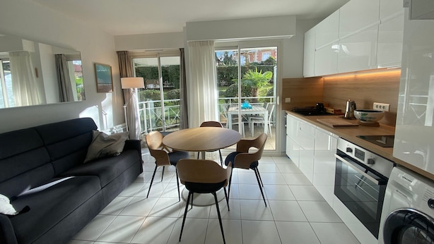 Unclassified image, 1 of 13, button - Beachfront Apartment with Direct Beach Access, Terrace & Parking - Pet Friendly (Arcachon)