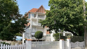 Unclassified image, 4 of 13, button - Beachfront Apartment with Direct Beach Access, Terrace & Parking - Pet Friendly (Arcachon)