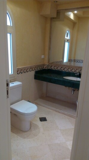 Rainfall showerhead, free toiletries, towels, soap - El Safwa Resort (New Cairo)