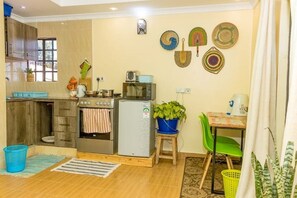 Refrigerador, microondas, horno y cafetera y tetera 