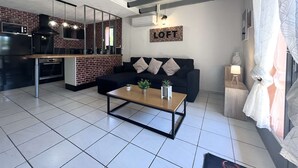 TV - Cozy 2BR Pavilion with Pool, A/C & Private Terrace – Steps from Beach, Shops (Gruissan)