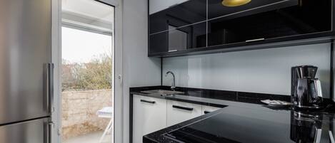 Fridge, oven, stovetop, dishwasher