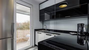 Fridge, oven, stovetop, dishwasher