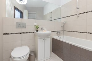 Bathtub, shampoo
