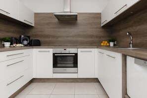 Fridge, oven, stovetop, dishwasher