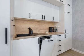 Geladeira, micro-ondas, cooktop, lava-louças