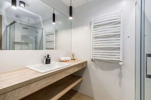 Dusche, Haartrockner, HandtĂŒcher, Shampoo
