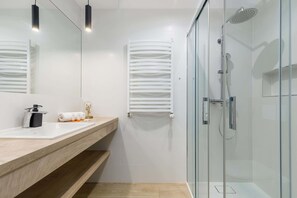Douche, sèche-cheveux, serviettes fournies, shampoing