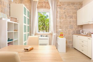 Premium-Studiosuite, 1 King-Bett, Nichtraucher | Allergikerbettwaren, Betten mit Memory-Foam-Matratzen, Minibar