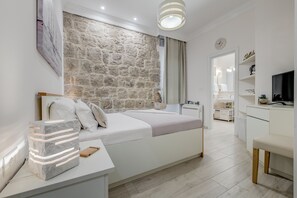 Rom – premium, 1 queensize-seng, ikke-røyk | Allergitestet sengetøy, memory foam-senger, minibar og safe på rommet