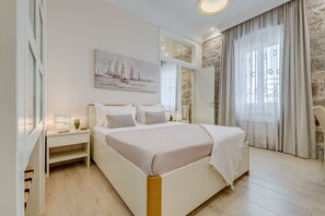 Rom – premium, 1 queensize-seng, ikke-røyk | Allergitestet sengetøy, memory foam-senger, minibar og safe på rommet