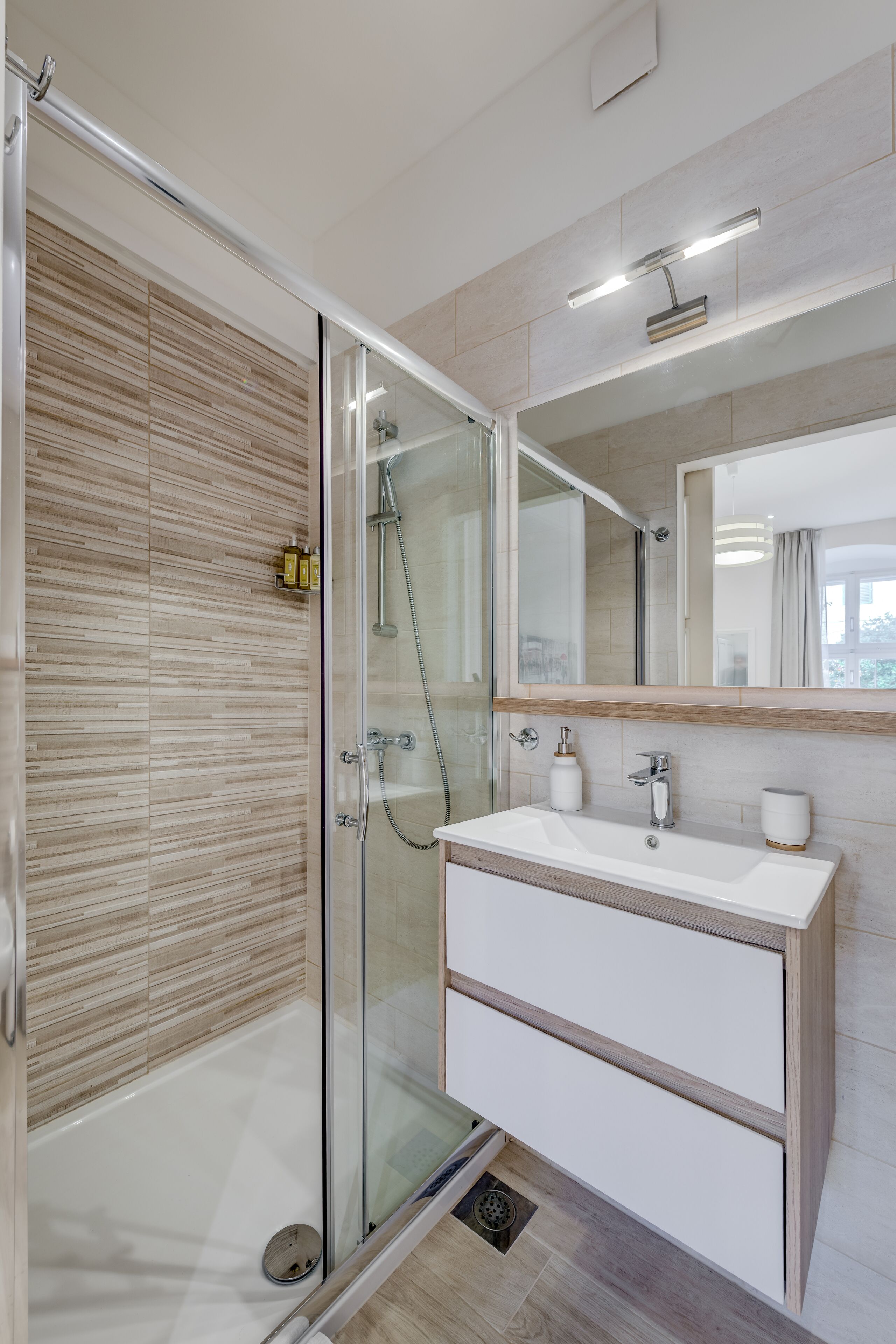 Premium Room, 1 Queen Bed, Non Smoking | Bathroom