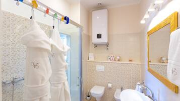 Suíte estúdio premium, 1 cama King, para não fumantes | Banheiro | Chuveiro, produtos de toalete grátis, secador de cabelo