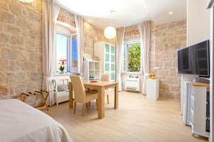 Premium-Studiosuite, 1 King-Bett, Nichtraucher | Allergikerbettwaren, Betten mit Memory-Foam-Matratzen, Minibar