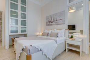 Rom – premium, 1 queensize-seng, ikke-røyk | Allergitestet sengetøy, memory foam-senger, minibar og safe på rommet