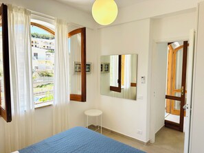 4 bedrooms, in-room safe, iron/ironing board, travel crib - Very bright beachfront apartment (Alcamo)