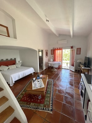 5 quartos, ferros/tábuas de passar roupa, berço de viagem