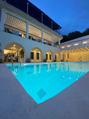 A swimming pool with a white building in the background. - La Menara Hotel & SPA (Sidi Bou Said)