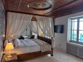 全景双人房 | 高档床上用品、羽绒被、记忆海绵床垫、迷你吧