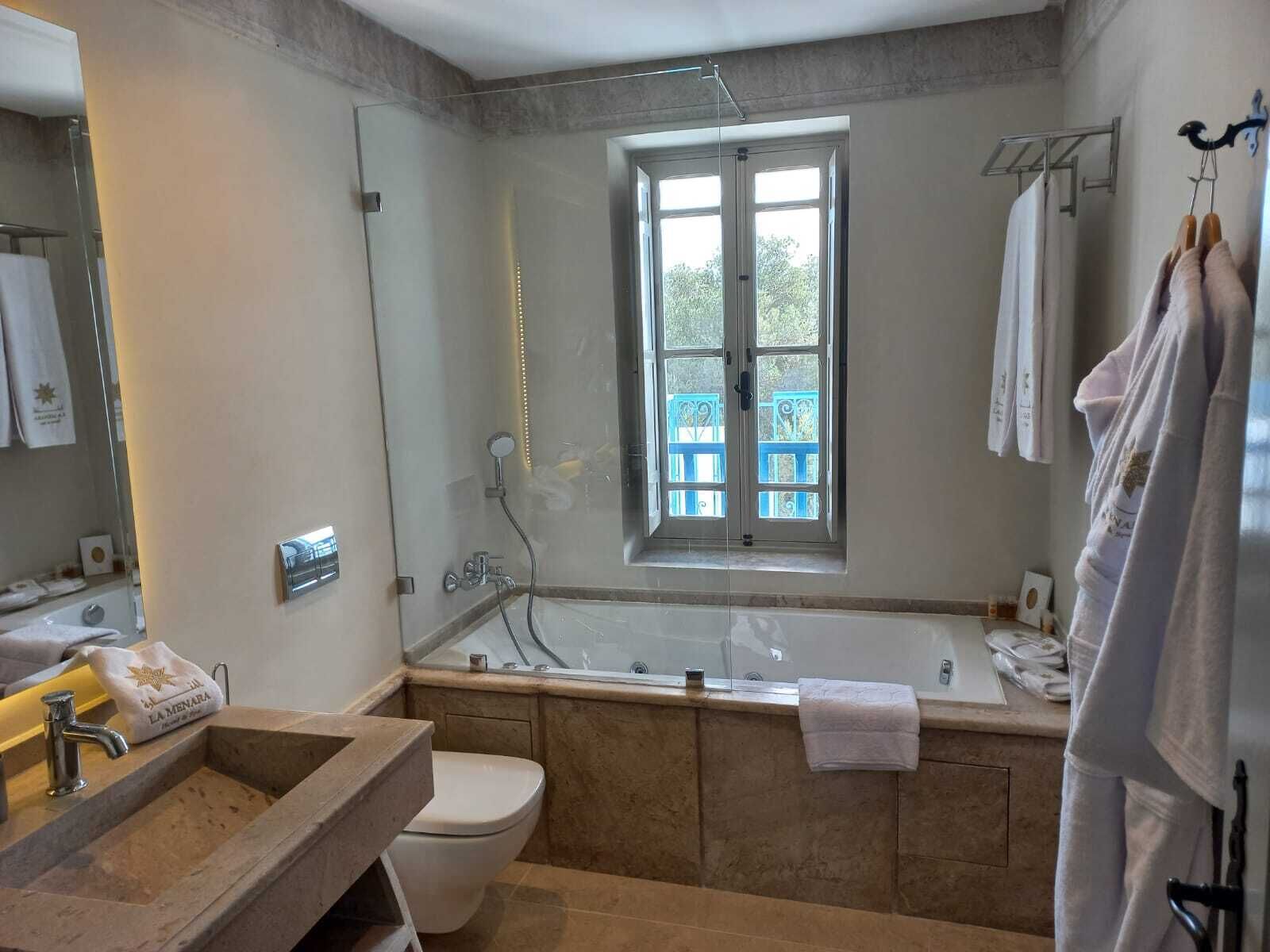 Un baño moderno con bañera, inodoro y lavamanos.