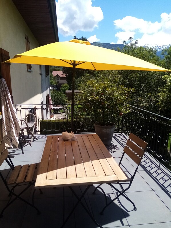 Outdoor dining - Beautiful building at the foot of the mountains, 15kms from Lake Annecy,  (Ugine)