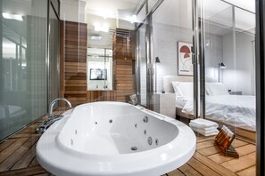 Shower, jetted tub, hair dryer, towels