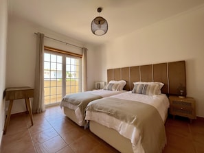 4 habitaciones, caja de seguridad en la habitación y escritorio