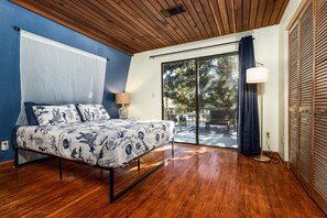 2 bedrooms, iron/ironing board, Internet, bed sheets - Amazing A-frame 5-minute drive from Beach (Pensacola)