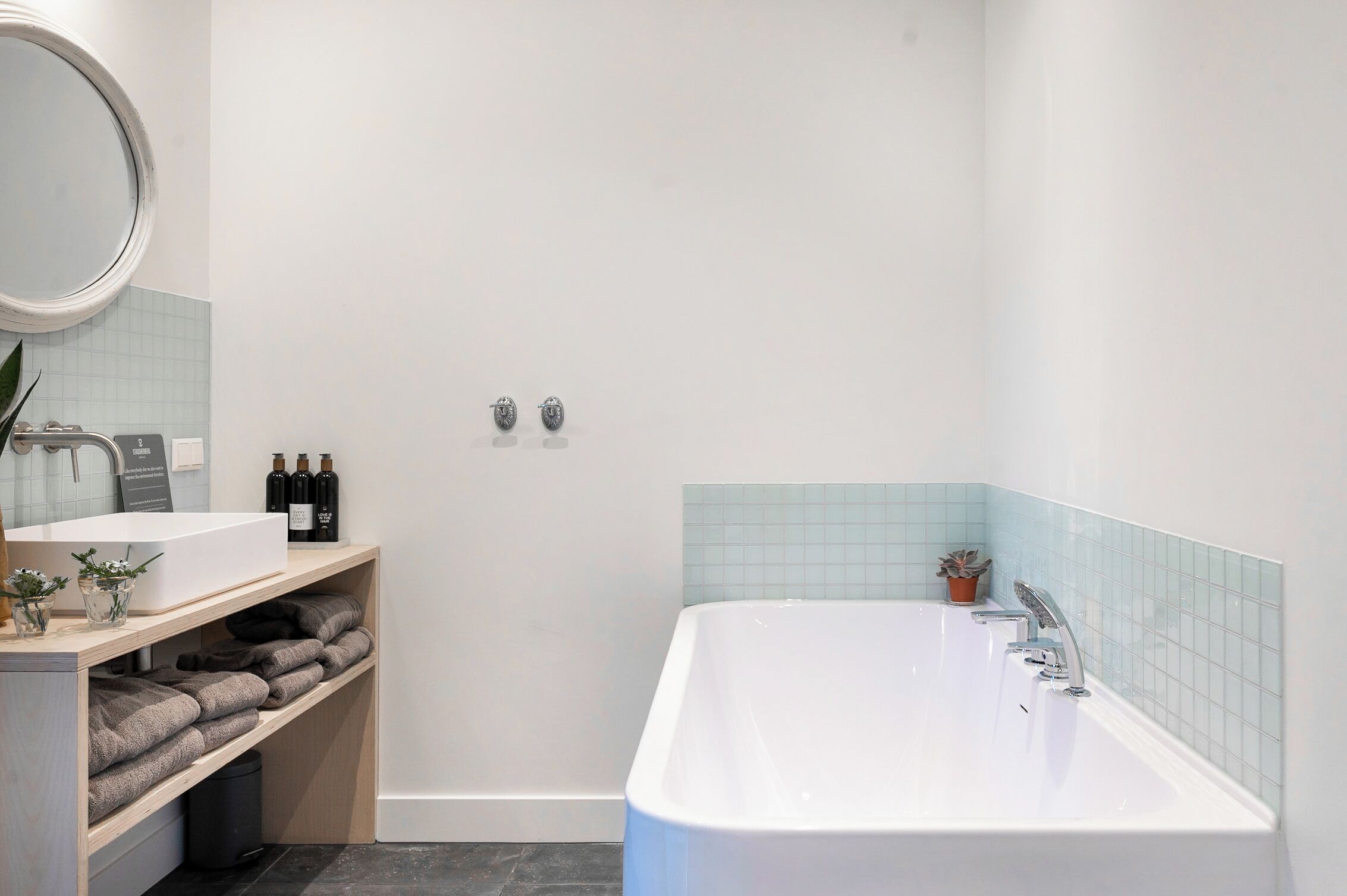 Familie vierpersoonskamer | Badkamer | Een haardroger, handdoeken, zeep, shampoo