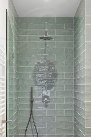 Comfort-Zimmer | Badezimmer | Haartrockner, Handtücher, Seife, Shampoo
