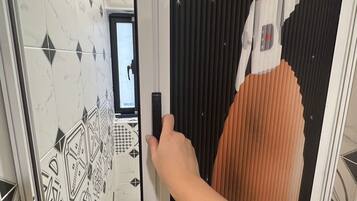 基本客房 | 浴室 | 淋浴設備、水療按摩蓮蓬頭、毛巾