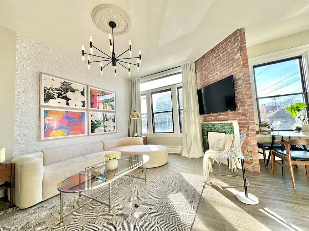 Luxe Bloomfield Apt | Free Parking | UPMC/Pitt/CMU