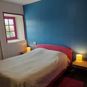 4 dormitoris, planxa i posts de planxar i un bressol de viatge 