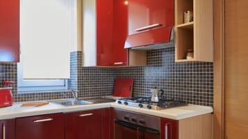 Jääkaappi, uuni, astianpesukone, leivänpaahdin