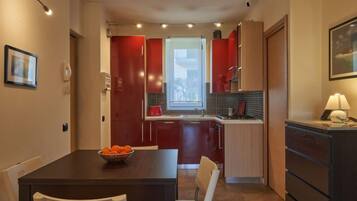 Jääkaappi, uuni, astianpesukone, leivänpaahdin