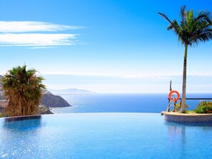 An infinity pool with a clear view of the ocean and distant mountains. - Belle Vue by Interhome (Almuñécar)