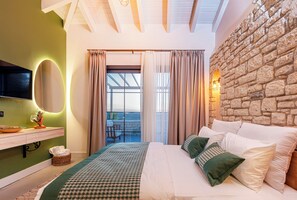 Deluxe Balkonlu Oda | 1 bedroom, premium bedding, Tempur-Pedic beds, free minibar items - LaVie Otel Çeşme (Cesme)