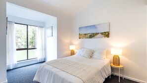 2 bedrooms, iron/ironing board, free WiFi - Villa Ellisa, 5/10 Columbia Cl - stunning unit with stunning views (Nelson Bay)