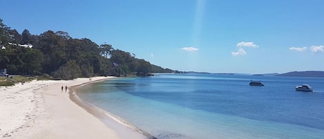 Una spiaggia nelle vicinanze