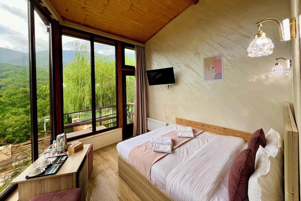 Habitación Deluxe doble | Ropa de cama de alta calidad y edredones de plumas
