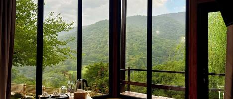 Dobbeltrom – deluxe | Sengetøy av topp kvalitet, dundyner, senger med overmadrass og minibar