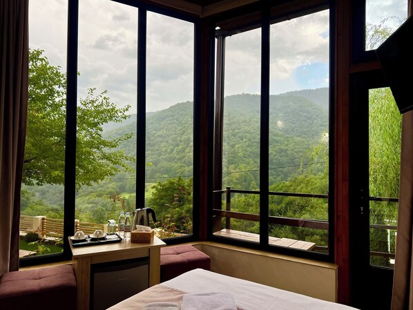 Chambre Deluxe double | Literie de qualité, couette en duvet, lit avec matelas à plateau-coussin