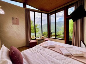 Chambre Deluxe double | Literie de qualité, couette en duvet, lit avec matelas à plateau-coussin