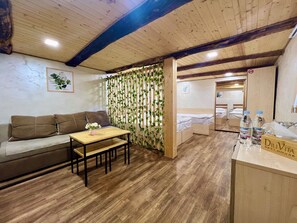 Phòng Economy | Bộ đồ giường cao cấp, chăn bông, nệm có lớp đệm bông, minibar 