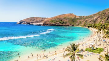 Una spiaggia nelle vicinanze, lettini da mare, teli da spiaggia