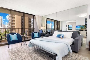 1 bedroom, desk, iron/ironing board, free WiFi - Waikiki Banyan Ocean View Close to Beach + Parking (Honolulu)