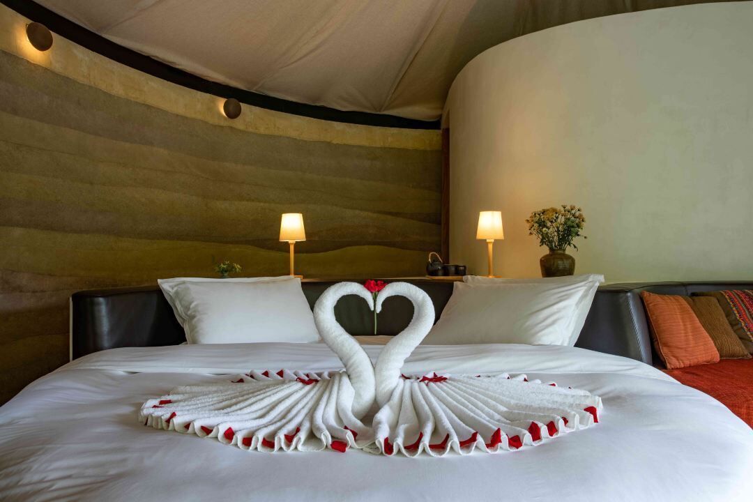 Lake Side Earth Hut with Round Bed | Blackout drapes, free WiFi