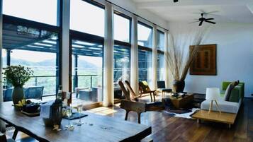 Blackout drapes, free WiFi