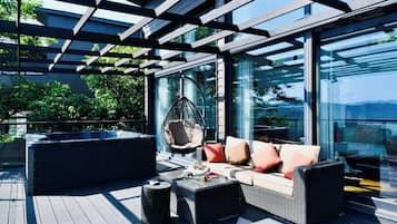 Blackout drapes, free WiFi